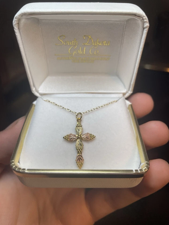 Collar Cruz Oro Black Hills Foto 1 de 4