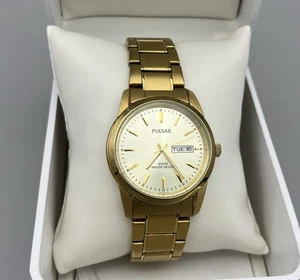 Pulsar Hombre Tono Dorado Cuarzo Día Fecha Reloj VJ33 100M Resistente al Agua Caja Manual - Imagen 1 de 14