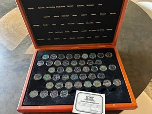 COLORIZED State Quarters 45 Coin Set (uncomplete) Wood Box PHILADELPHIA MINT - Bild 1 von 5