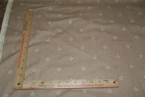 House N Home 1982 Stoff hellbraun weich braun/weiß geometrische Punkte Design 9 Yd 44W  - Bild 1 von 3