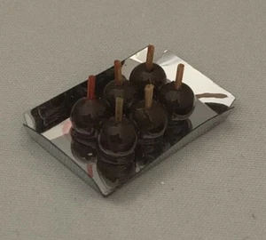 Manzanas caramelo miniatura escala 1/12 para casa de muñecas fijadas en bandeja D392 - Imagen 1 de 2