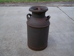 Lata de leche solar de colección de 10 galones Co lata de leche de acero con tapa antigua granja lechera - Imagen 1 de 6