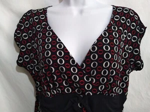 New Directions Size L Black, White And Red Geometric Print V-neck Short... - Picture 1 of 10