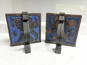 GRUEBY Fliesen gehämmert Eisen Buchstützen Kunsthandwerk blaue Glasur Engel oder Cherub Vintage - Bild 1 von 20
