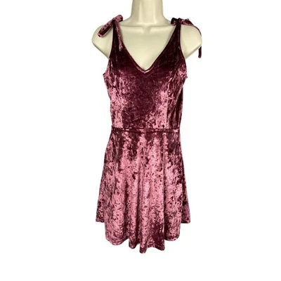 Vestido LA Hearts Pequeño Rosa Terciopelo Aplastado Correas Cuello en V Mini Ajuste y Acampanado Foto 1 de 4