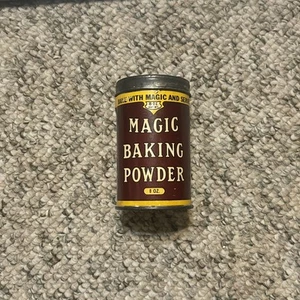 Vintage Magic Baking Powder Advertising Tin 8oz Grannycore Kitchen Decor - Picture 1 of 4