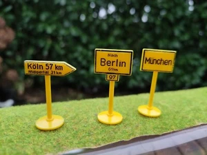 SIKU PLASTIK seltene Verkehrsschilder "gelb" 3 Stück Verkehrszeichen 60er-Jahre - Picture 1 of 2