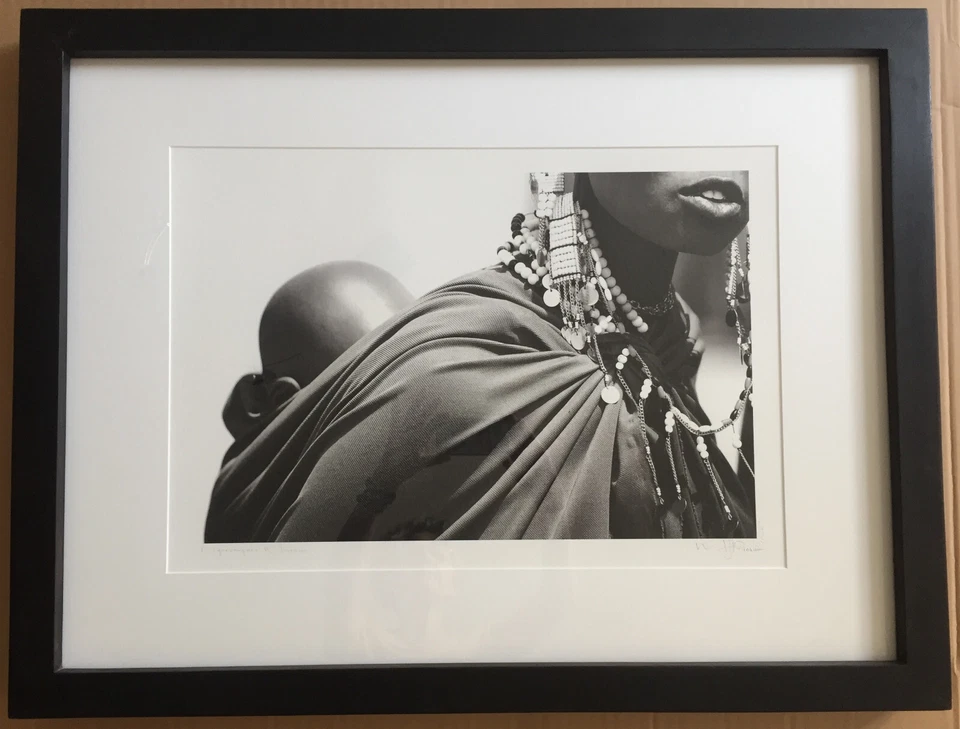 Großfoto "Mama Masai. Safely close to mama", gerahmt, 85 x 66cm, s/w - Bild 1 von 1
