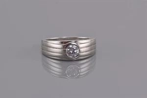 Anillo redondo de plata esterlina con banda acanalada de circonio cúbico redondo talla 925 - Imagen 1 de 7