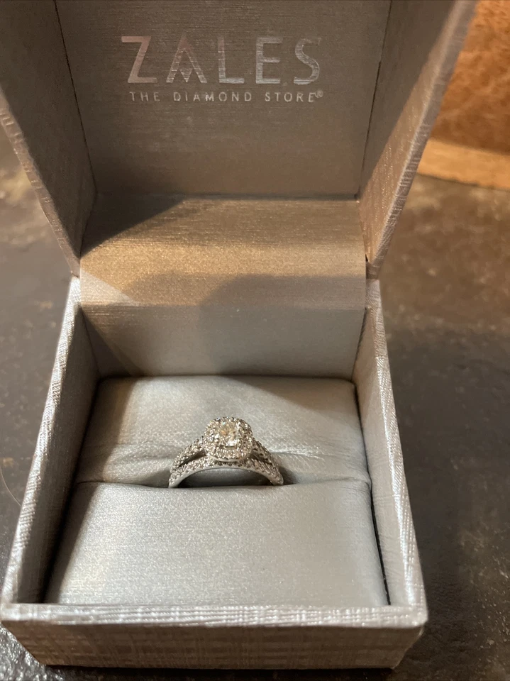 Кольцо с бриллиантом бывшее в употреблении 1 карат 14 кВт 1/2 карата Rd - Изображение 1 из 1