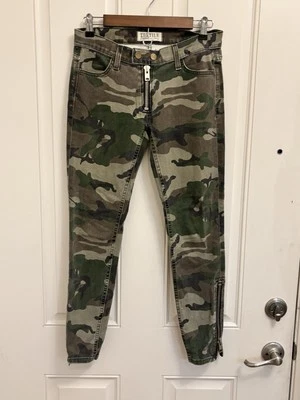 Jeans verde camuflado têxtil Elizabeth and James, tamanho 26 jeans verde zíper exposto - Imagem 1 de 4