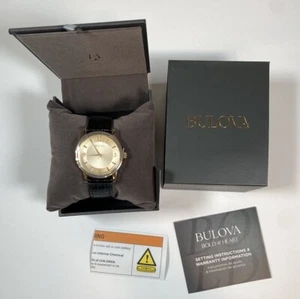 NEU Bulova Herrenuhr goldfarben - schwarzes Lederarmband - Bild 1 von 24