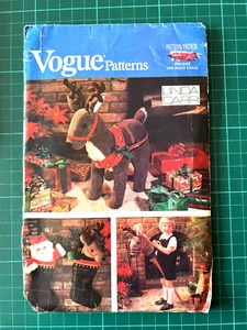 Vintage REINDEER CHRISTMAS Sewing Pattern VOGUE 7601 - UNCUT + Hobbyhorse & Stoc - Picture 1 of 2