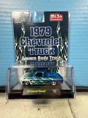 Camión Chevrolet Silverado 1979 1/64 M2 exclusivo Mijo carrocería cuadrada azul y llamas Foto 1 de 2