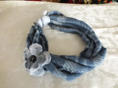 Collar bufanda polar reciclado reutilizado hecho a mano flor azul gris blanco Foto 1 de 2