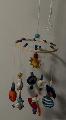 Móvil espacial hecho a mano para cuna - Un colorido sistema solar cuna móvil de fieltro y madera Foto 1 de 3