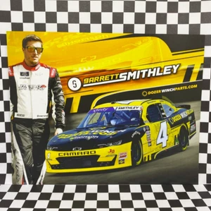 NASCAR 2023 JD Motorsports Garrett Smithley Dozer Winch Parts Camaro Hero Card - Foto 1 di 2