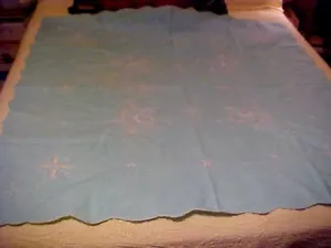 Vintage mintgrüne Tischdecke mit Cutwork & weißen bestickten Blumen - Bild 1 von 4