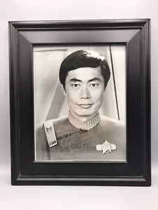 Foto autografiada de George Takei de 8”x10” en marco Hikaru Sulu Star Trek original - Imagen 1 de 2