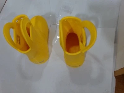 UsedAsis - Bota de lluvia Crocs Kids Handle It, amarilla, 7 niños pequeños Foto 1 de 4