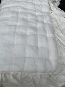 Pottery Barn Kids Baby Linen Ruffle Toddler Quilt Ivory - Picture 1 of 2