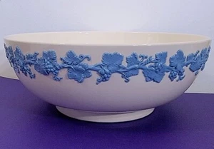 Cuenco redondo para servir Wedgwood Queensware en relieve lavanda en crema 10" 733 - Imagen 1 de 5