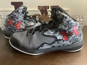 Under Armour Zapatos Juveniles Talla 6 Gris Camuflaje Medio Tenis de Baloncesto - Imagen 1 de 24