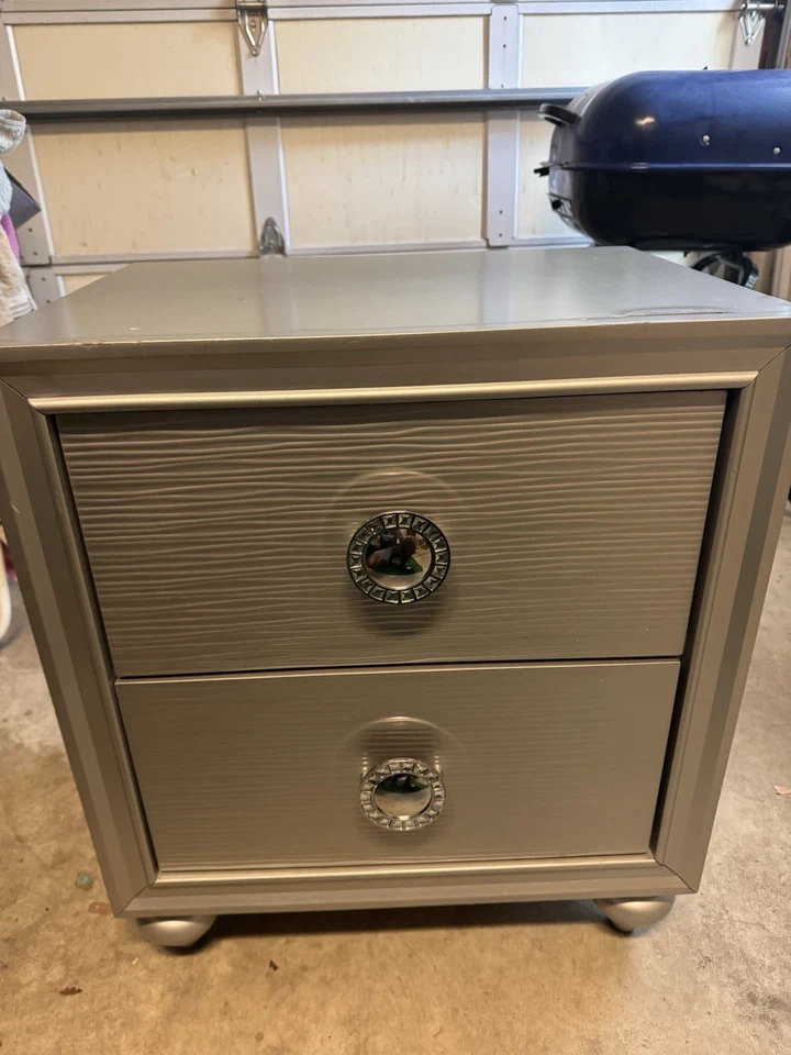 Juego de dormitorio de 3 piezas - dos tocadores y marco de cama (COMPLETO)  Foto 1 de 4