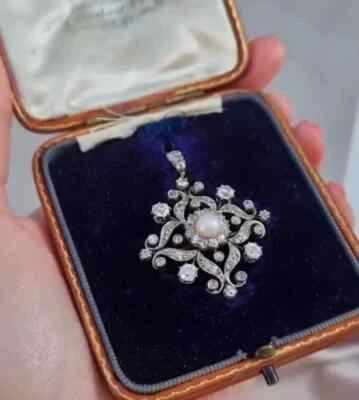 3 克拉圆形切割白色珍珠艺术装饰吊坠和胸针 14K 镀白金 — 第 1/4 张图片