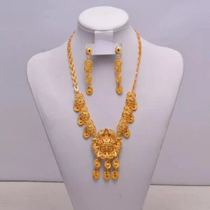Conjunto de collar y pendientes de oro para boda de joyería. - Imagen 1 de 3