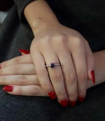 Anillo redondo de diamantes y alejandrita de oro de 14 quilates Foto 1 de 3