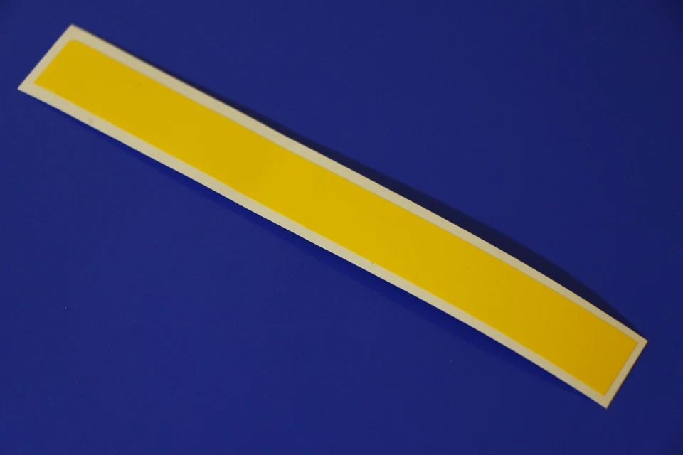 Calcomanía amarilla de vinilo parabrisas de 6" X 60" tira de carreras pegatina en blanco Foto 1 de 1