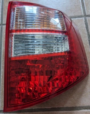 Luz trasera derecha Isuzu Axiom 2002 Foto 1 de 4
