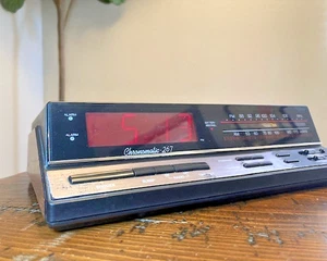Vintage Realistic Chronomatic-267 Alarm Clock Radio Model 12-1577 Woodgrain - Picture 1 of 7