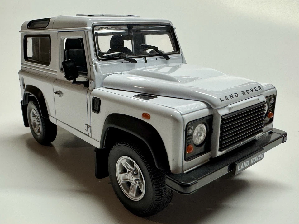 Coche fundido a presión Land Rover Defender 90 blanco 1/24 de Welly Foto 1 de 4