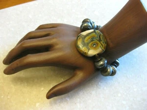 Pulsera artesanal/cuentas de disco negro mate y metal, cuentas focales de cerámica ENVÍO GRATUITO - Imagen 1 de 4