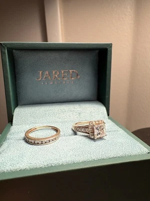 Juego de anillos de boda de diamantes creados en oro y laboratorio talla 6 Foto 1 de 4