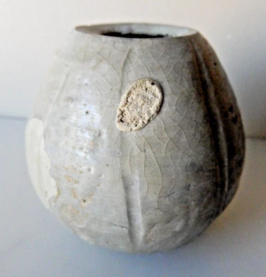 Tarro de cerámica de 3" Sawankhalok, Tailandia de principios del siglo XIV, tallado verticalmente Foto 1 de 4