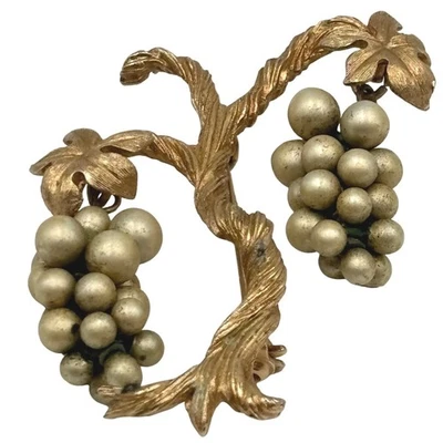 Broche prendedor vintage con racimo de uva tono dorado con acento de hoja MCM Foto 1 de 4