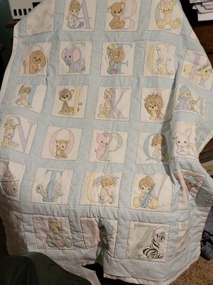 Manta bebé ligeramente acolchada Precious Moments en colores suaves Foto 1 de 4