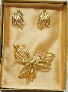 Vintage goldfarbene strukturierte Schmetterling Schleife Feder Brosche Anstecknadel Clip Ohrringe Set - Bild 1 von 5