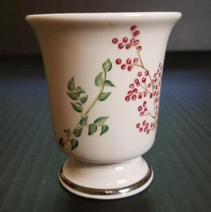 Bath & Body Works White Floral Ceramic Tea Light Holder 3.25" x  3" - Picture 1 of 6