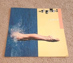 Póster promocional plano 12x12 Two Hearts Record Co. de colección de hombres en el trabajo en muy buen estado - Imagen 1 de 4