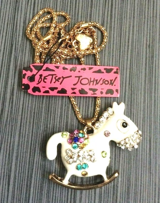 Colgante caballo mecedor blanco cristal Betsey Johnson en un collar de cadena de oro ¡Nuevo! Foto 1 de 2