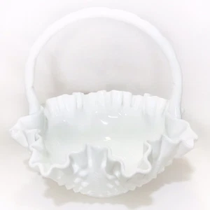 Vintage 1970er Fenton Seil und Nagel Milchglas 8,5" hoch Rüschenkorb mit Griff - Bild 1 von 8
