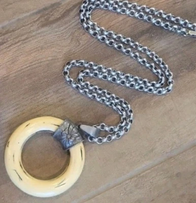 Collar de cadena de peltre tono plata colgante de hueso sintético redondo Diane Von Furstenberg Foto 1 de 4