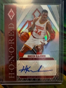 2023-24 Panini Phoenix - Honorable Hakeem Olajuwon #H-HOJ /99 (AU) HOF! - Imagen 1 de 2