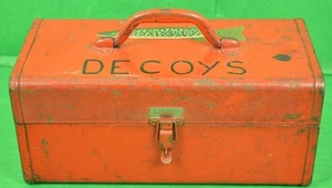 "Handbemalter Nordischer Hecht Fisch 'Köder' Metall freitragend um 1957 Tackle Box" - Bild 1 von 6