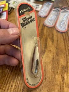 Antiguo señuelo de lucio bajo sin malezas Johnson Silver Minnow 1/4 oz cromo nuevo en paquete - Imagen 1 de 4