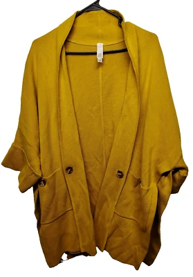 Marla Wynne 针织戏剧和服披肩开衫中号黄金纽扣口袋 — 第 1/4 张图片